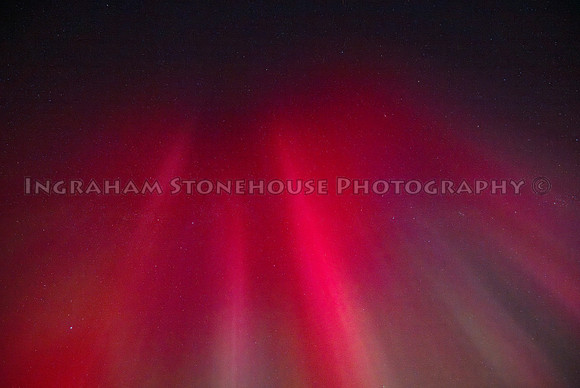 Northern lights red into the sky